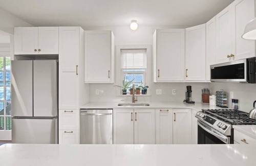 Belmont House | Montrose Manor- In the heart of Belmont!