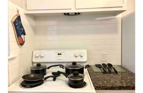 Neartown Apartment | ❤ Montrose near NRG, MED center, DOWNTOWN, & ZOO