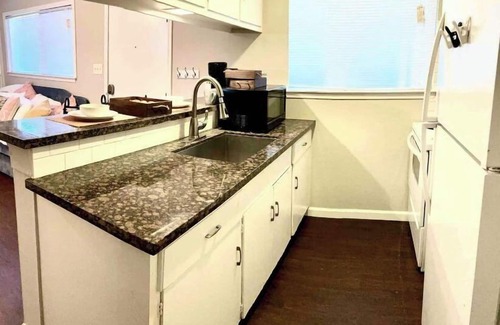 Neartown Apartment | ❤ Montrose near NRG, MED center, DOWNTOWN, & ZOO