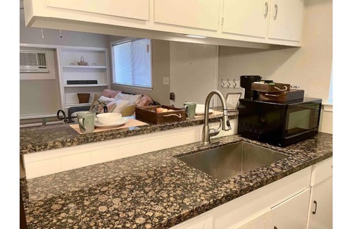 Neartown Apartment | ❤ Montrose near NRG, MED center, DOWNTOWN, & ZOO