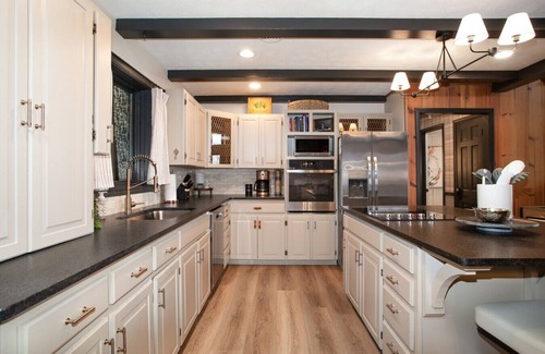 Gatlinburg House | Moody Mountain Lodge: MTN Views, Hot Tub, GameRoom