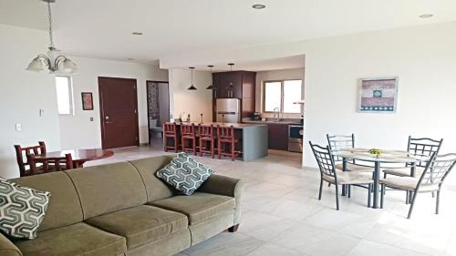 Benito Juarez Apartment | Moon House F4: Spacious 3-Bedroom Apartment in Downtown