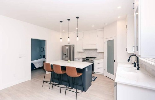 Lower Vaughan House | Moon Shadow Modern Lakehouse
