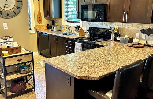 Regional District of Nanaimo Cottage | Moon shell Cottage-a relaxing cozy retreat for all seasons.
