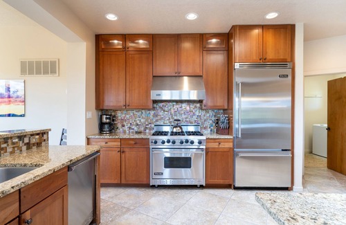 Hills at Las Estrellas House | Moon Shine Manor | Private Deck, Fireplace + Mountain View!