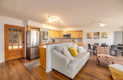 Henrico House | Moon Smoke: 2BR/2BA Haven, Sleeps 10! Rental Boat!