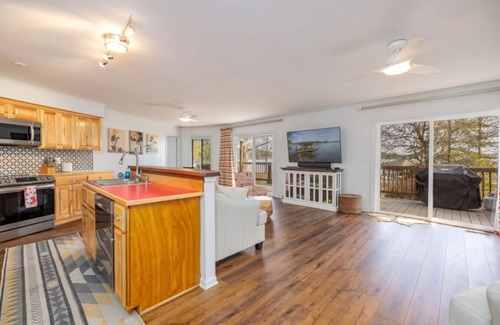 Henrico House | Moon Smoke: 2BR/2BA Haven, Sleeps 10! Rental Boat!