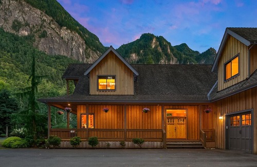 North Bend House | Moon Valley Retreat in North Bend