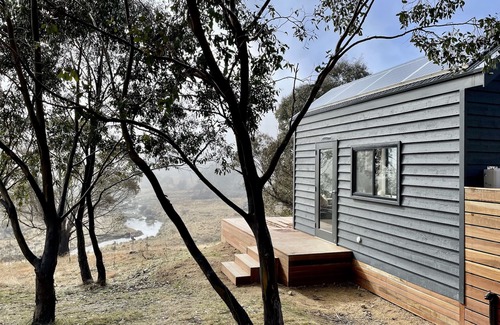 Moonbah Cabin | Moonbah Escapes "Wallaby" - Secluded Riverside tiny house in the Snowy Mountains