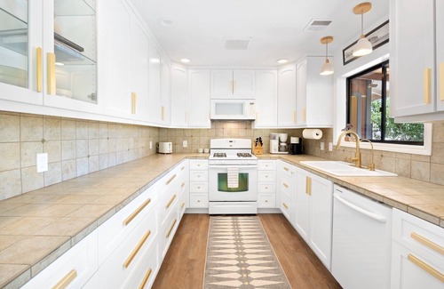 Joshua Tree House | Moonbeam Mountain - Stylish Home w/Private Boulders and Hot Tub!