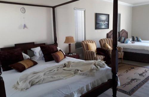 Sandbaai House | Moondust near the ocean, food and wine