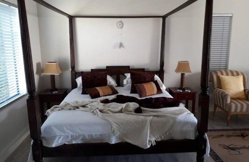 Sandbaai House | Moondust near the ocean, food and wine