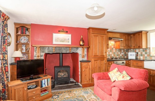 Garn Fadryn Cottage | MOONLIGHT COTTAGE, pet friendly, with a garden in Sarn Meyllteyrn