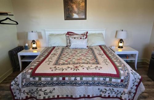 Burks Fork Bed & Breakfast | Moonlight Manor Bed & Breakfast