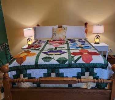 Burks Fork Bed & Breakfast | Moonlight Manor Bed & Breakfast