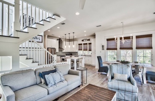 SeaNest Village House | Moonlight Mile- Dog Friendly- 4 Bikes!- Golf Cart!