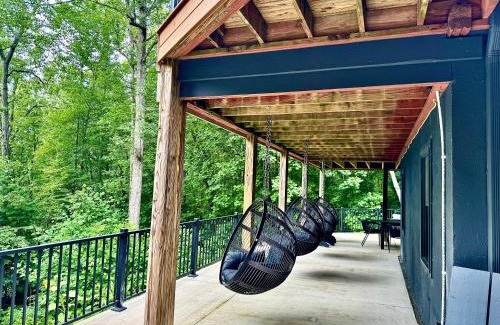 Horse Shoe House | MOONLIGHT MOUNTAIN MANOR - Cedar Hot Tub, Views & Games