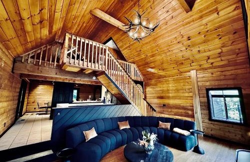 Horse Shoe House | MOONLIGHT MOUNTAIN MANOR - Cedar Hot Tub, Views & Games
