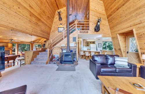 Duck Creek Village Cabin | Moonlight Ridge - Cabin with wood burning stove & pool table near National Parks
