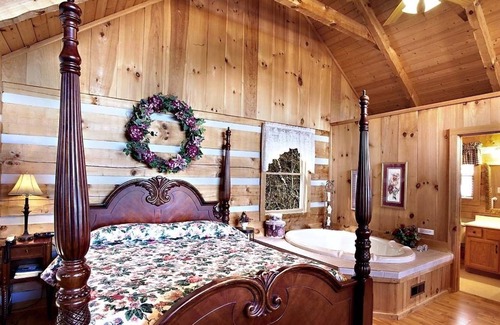 Gatlinburg - Pigeon Forge Cabin | Moonlight & Roses - Sleeps 2