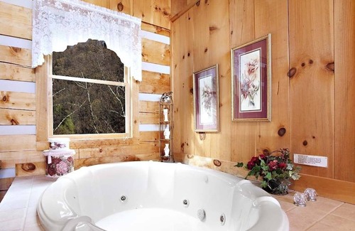 Gatlinburg - Pigeon Forge Cabin | Moonlight & Roses - Sleeps 2