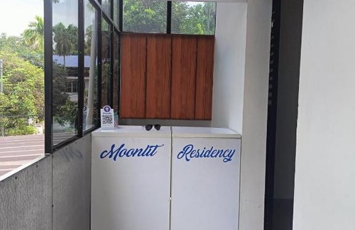 Kalamassery Hotel | Moonlit