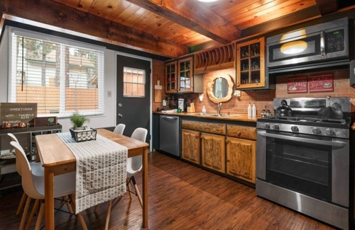 Moonridge Cabin | Moonridge Manor: Modern, Cozy Retreat with Hottub!