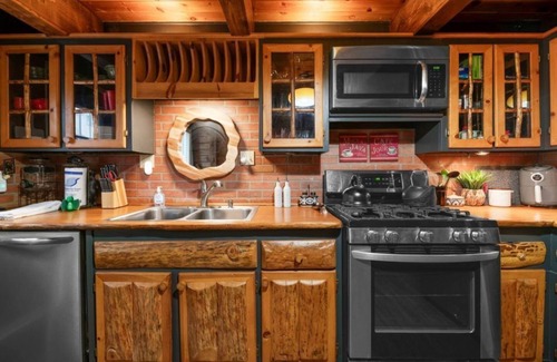 Moonridge Cabin | Moonridge Manor: Modern, Cozy Retreat with Hottub!