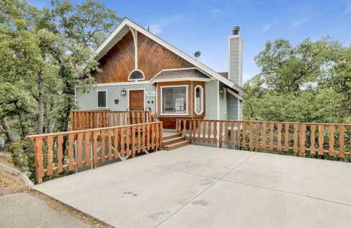 Upper Moonridge House | Moonridge Treehouse - Relaxing Lofty Big Bear Hillside Retreat- Great Deck Views- Central