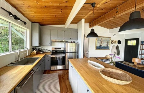 Inverness House | Moonrise | Charming Retreat w/Privacy & Lake View