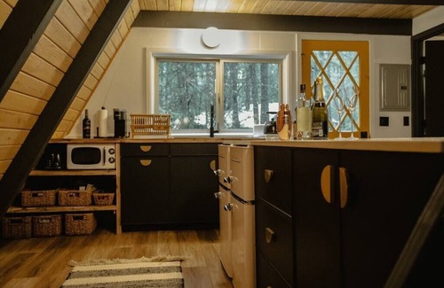 Cle Elum Cabin | Moonshine Digs is the retro A-Frame of your dreams! Hot tub, record player, games, TVs and peace and quiet all nestled in the heart of the Cascade Mountains with Lake Cle Elum access.