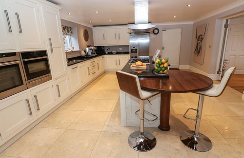Padfield House | MOOR VIEW, pet friendly, luxury holiday cottage in Glossop