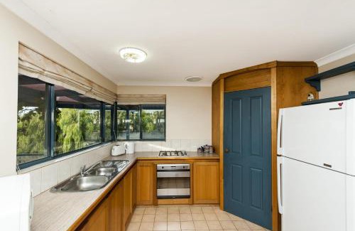 Guilderton House | Moore Views - Stunning River Views