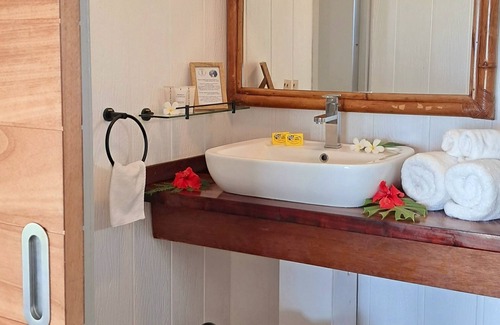 Hauru Hotel | Moorea Island Beach