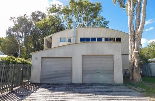 Toogoom House | Moorings - Toogoom- Beachfront - 3BR- Aircon
