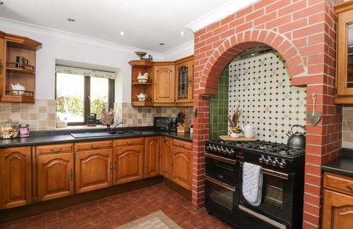 Littledean Cottage | MOORS FARM, family friendly, with hot tub in Littledean