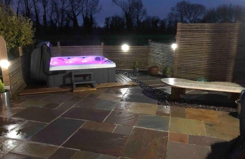 Bromham Ski Chalet | Moors Wood Relaxing ,Tranquil retreat with Hot Tub
