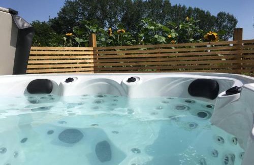 Bromham Ski Chalet | Moors Wood Relaxing ,Tranquil retreat with Hot Tub