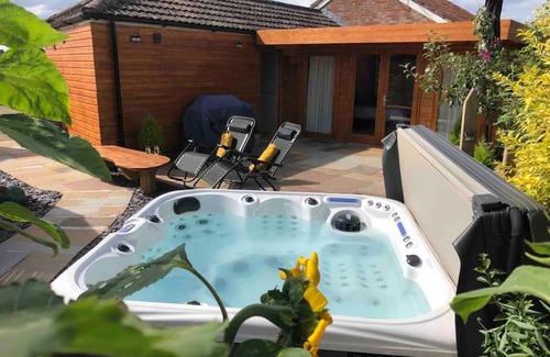 Bromham Ski Chalet | Moors Wood Relaxing ,Tranquil retreat with Hot Tub