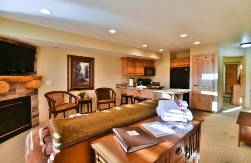 Eden Apartment | Moose Hollow Condo #1206