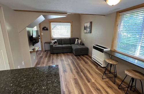 Wasilla Cabin | Moose Landing Cabin B97, Full Amenities Cabin tucked in the woods of Wasilla