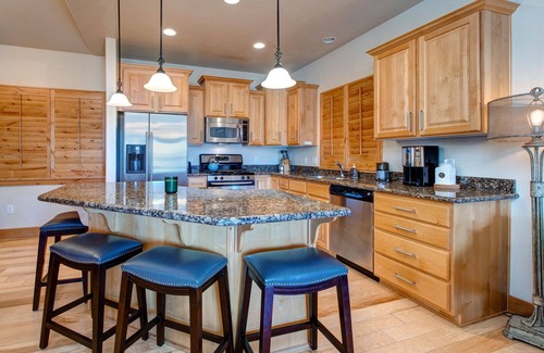 Bear Hollow Village Condo | Moose Mgmt at Bear Hollow 3307 Scenic View-King Bed-AC-Fans-Pool-Dogs Welcome