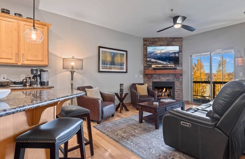 Bear Hollow Village Condo | Moose Mgmt at Bear Hollow 3307 Scenic View-King Bed-AC-Fans-Pool-Dogs Welcome