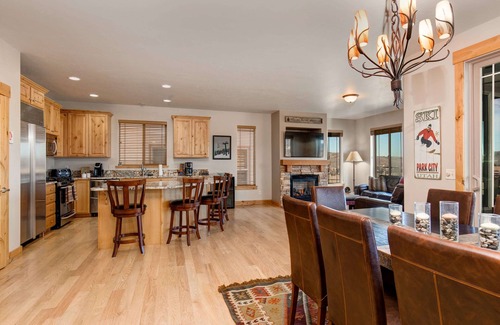 Bear Hollow Village House | Moose Mgmt at Bear Hollow 5639: Pvt HotTub-Balcony w Grill-Fast & Reliable Wi-Fi