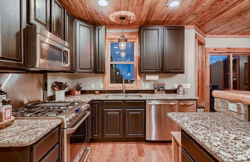 Valley of the Sun House | Moose Sightings, Hot Tub, Pool Table, Views, Hot Springs, 16mi to Breckenridge