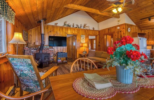 Oquossoc House | 🐾 Mooselodge | Cozy Cabin on Rangeley Lake, Pet Friendly