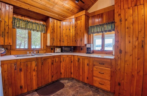Oquossoc House | 🐾 Mooselodge | Cozy Cabin on Rangeley Lake, Pet Friendly