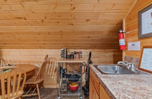 Island Park Cabin | Moosewood Studio+Short walk to Lake+35-40min2YSNP!