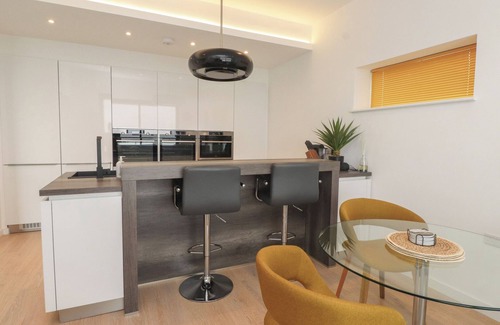 Deganwy House | MÔR GLAS, pet friendly, luxury holiday cottage in Deganwy