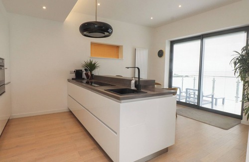 Deganwy House | MÔR GLAS, pet friendly, luxury holiday cottage in Deganwy
